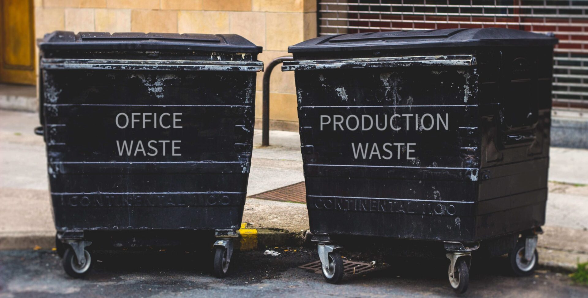 dva velke odpadkove kose s napisom OFFICE WASTE a Production Waste